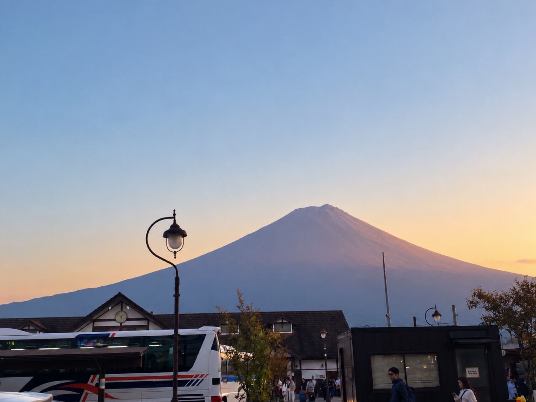🌅 夕暮れに染まる富士山 🗻